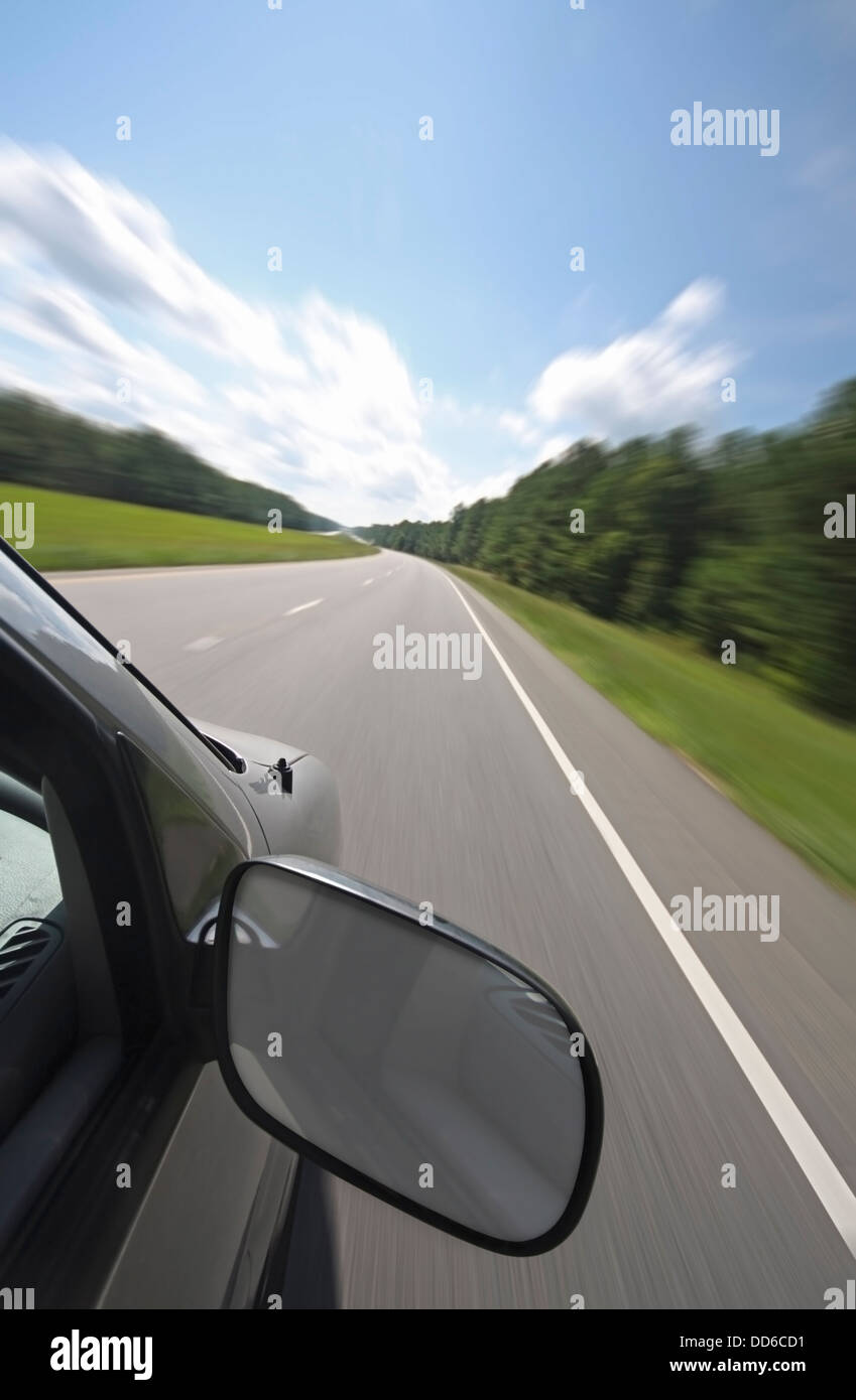 Fahrzeug mit großen Rückspiegel Geschwindigkeiten auf einer Landstraße Stockfoto