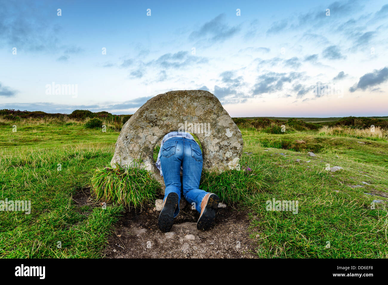 Die Männer ein Tol Menhire in der Nähe von Penzance in Cornwall, lokale Legende sagt, dass eine Person durch die gelochte Stein cu kann Stockfoto