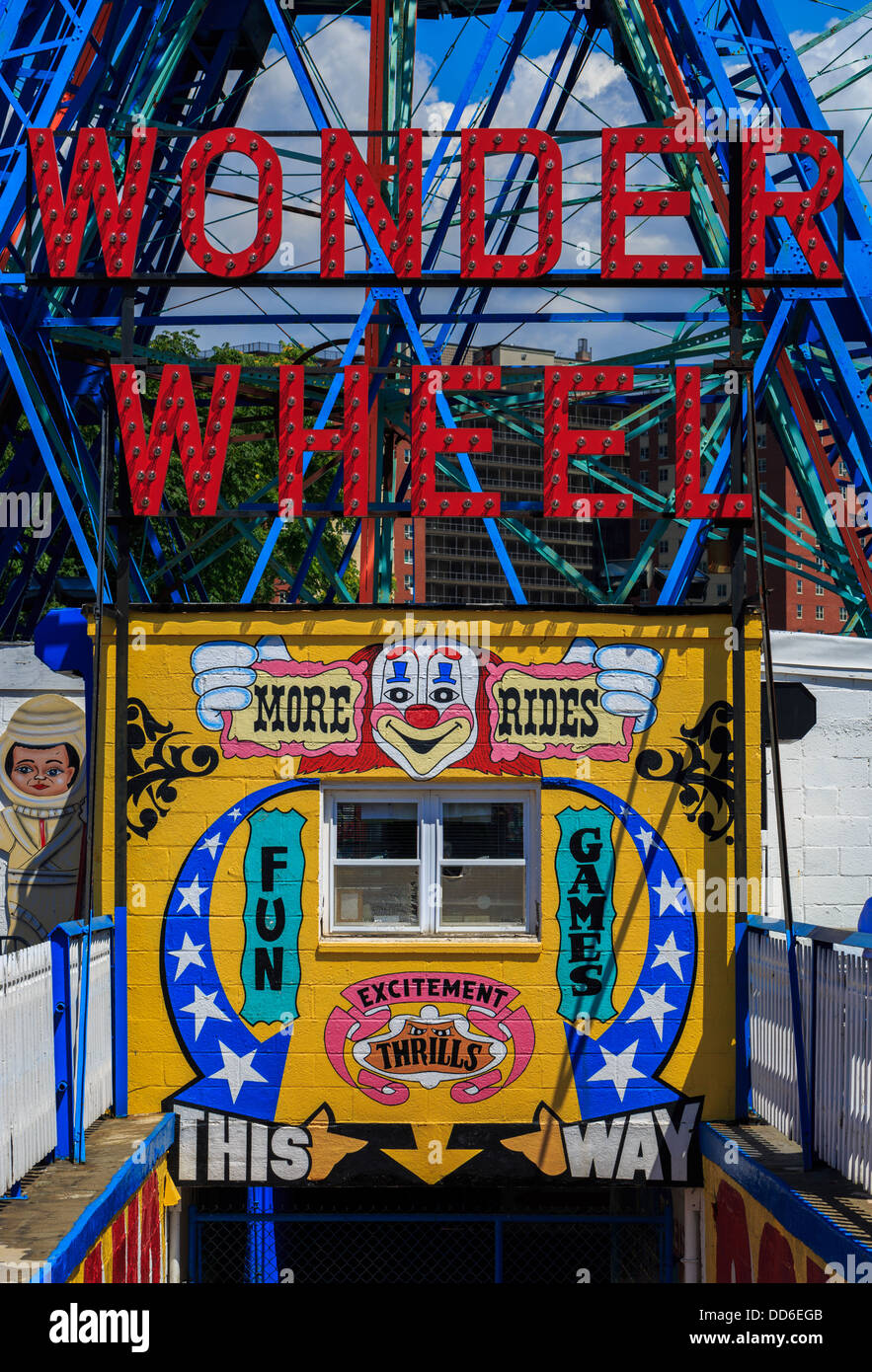 Ein Foto von dem Wonder Wheel auf Coney Island in Brooklyn, New York. NEW YORK CITY. An einem sehr warmen und klaren Tag mit wenigen Wolken geschossen Stockfoto
