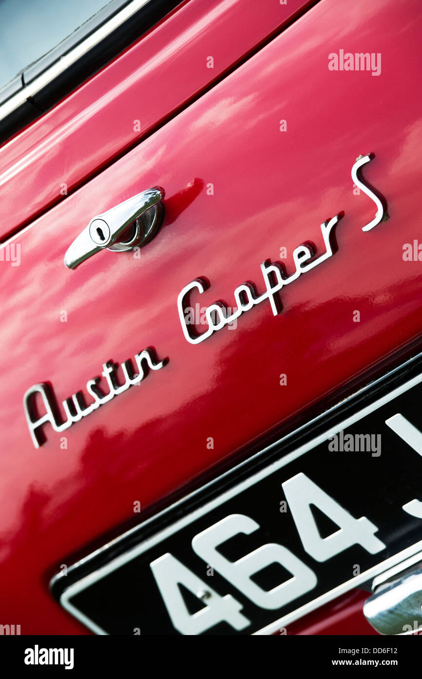 Austin Mini Cooper S starten. Klassische britische Auto an einem Auto zeigen. Großbritannien Stockfoto