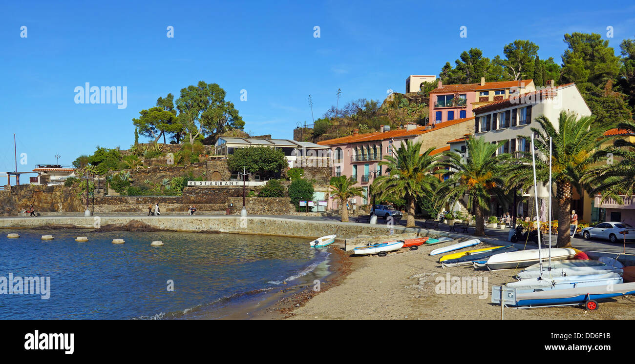 Strand mit Booten und Hotel-Restaurant in Collioure Dorf Roussillon, Pyrenäen Orientales, Vermilion Küste, Frankreich Stockfoto