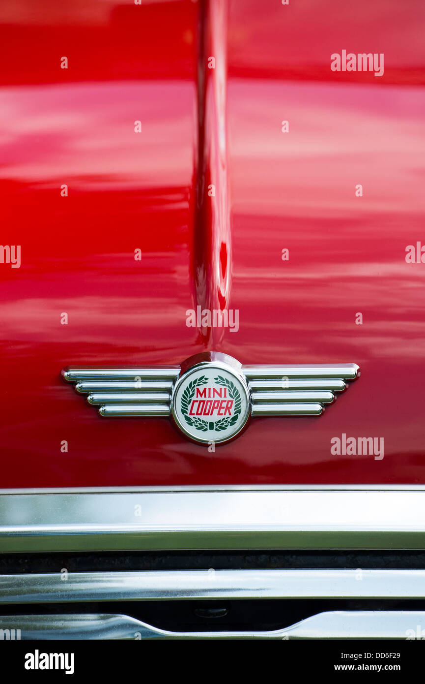 Austin Mini Cooper Motorhaube. Klassische britische Auto an einem Auto zeigen. Großbritannien Stockfoto