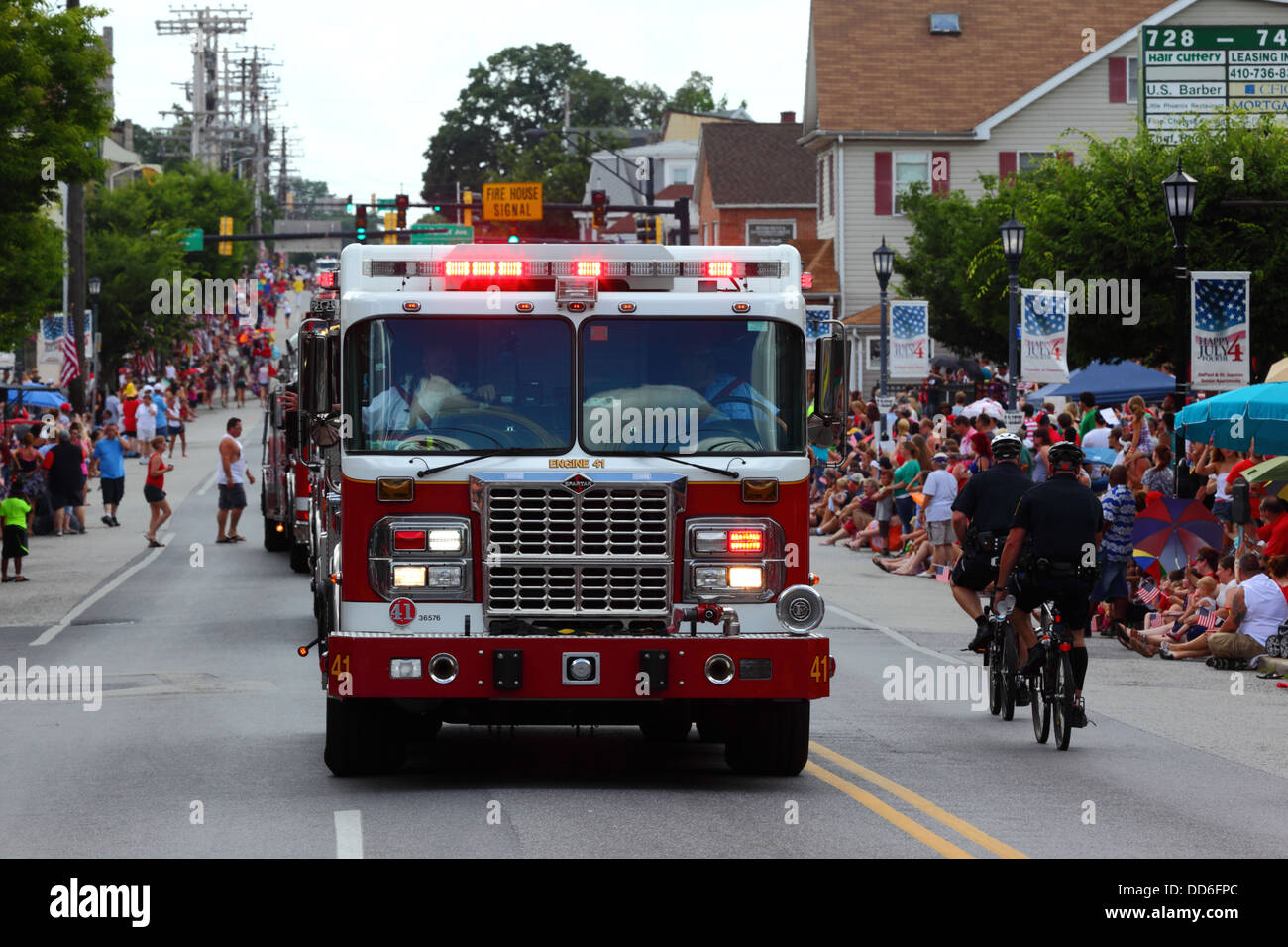 Feuern Sie Lastwagen durch die Hauptstraße, während Sie an den Paraden des Unabhängigkeitstages vom 4th. Juli in Catonsville, Maryland, USA, teilnehmen Stockfoto