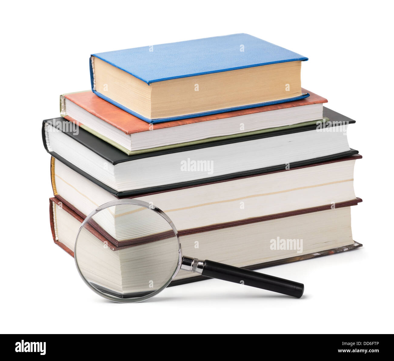 Lupe und Bücher-Stapel isoliert auf weiss Stockfoto