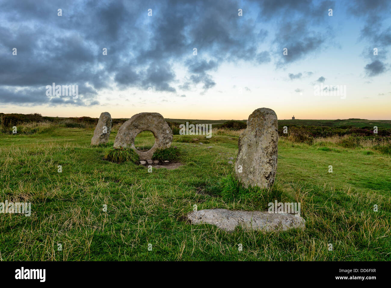 Die Männer ein Tol Menhire sagt in der Nähe von Penzance in Cornwall, Legende, vorbei an einer Person durch die gelochte Stein Kuren Stockfoto