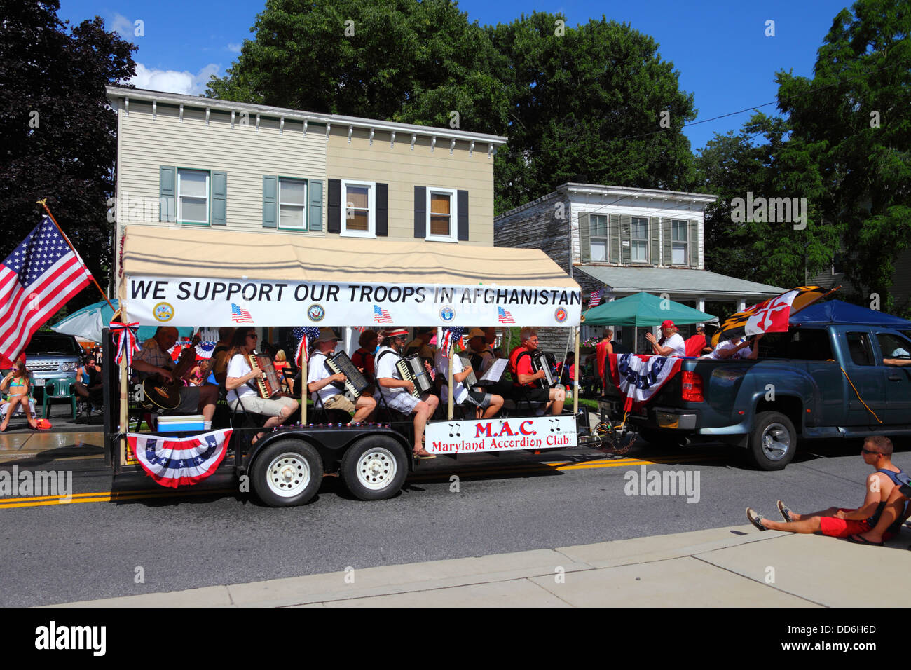 Maryland Accordion Club zeigt Unterstützung für Truppen in Afghanistan während der Parade zum Unabhängigkeitstag am 4th. Juli in Catonsville, Maryland, USA Stockfoto
