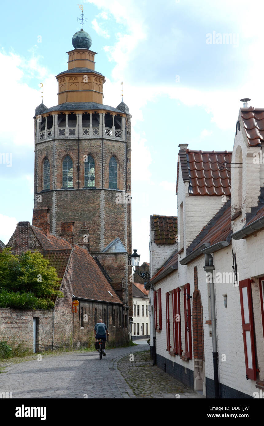 Der Turm der Kirche von Jerusalem, Brügge, Belgien, mit Spitzen-Museum auf der rechten Seite. Es ist eine Nachbildung des Heiligen Grabes Stockfoto