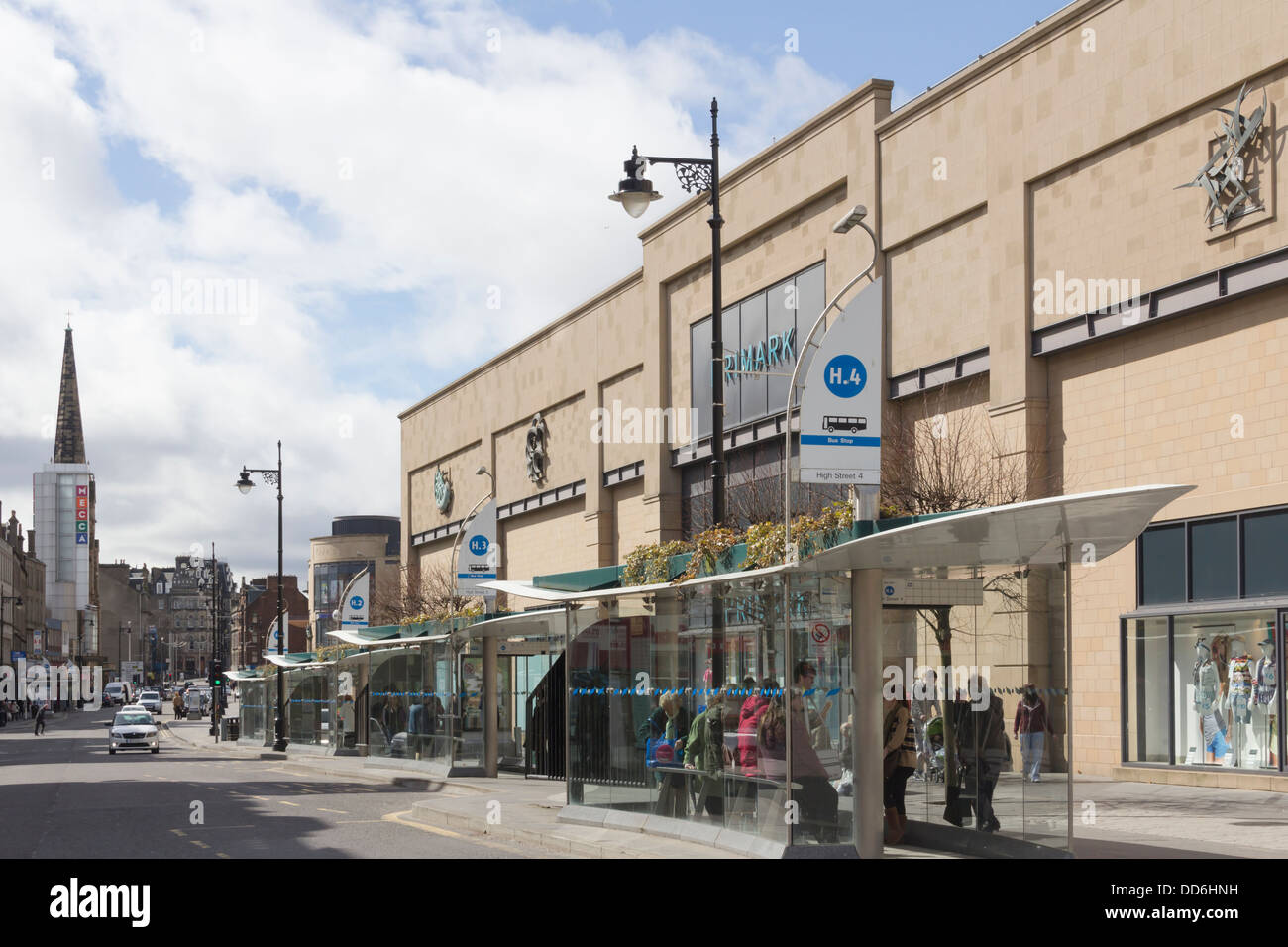 Primark Kleidung und Mode-Store auf High Street, Dundee, Schottland, mit einer Reihe von neuen modernen Bushaltestellen außerhalb. Stockfoto