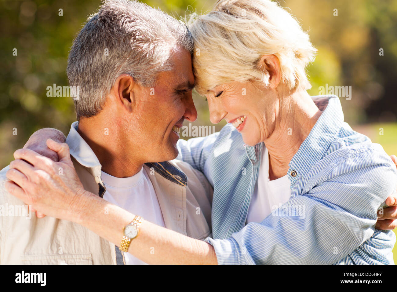 mittleren Alter Liebespaar umarmt mit Augen geschlossen Closeup portrait Stockfoto