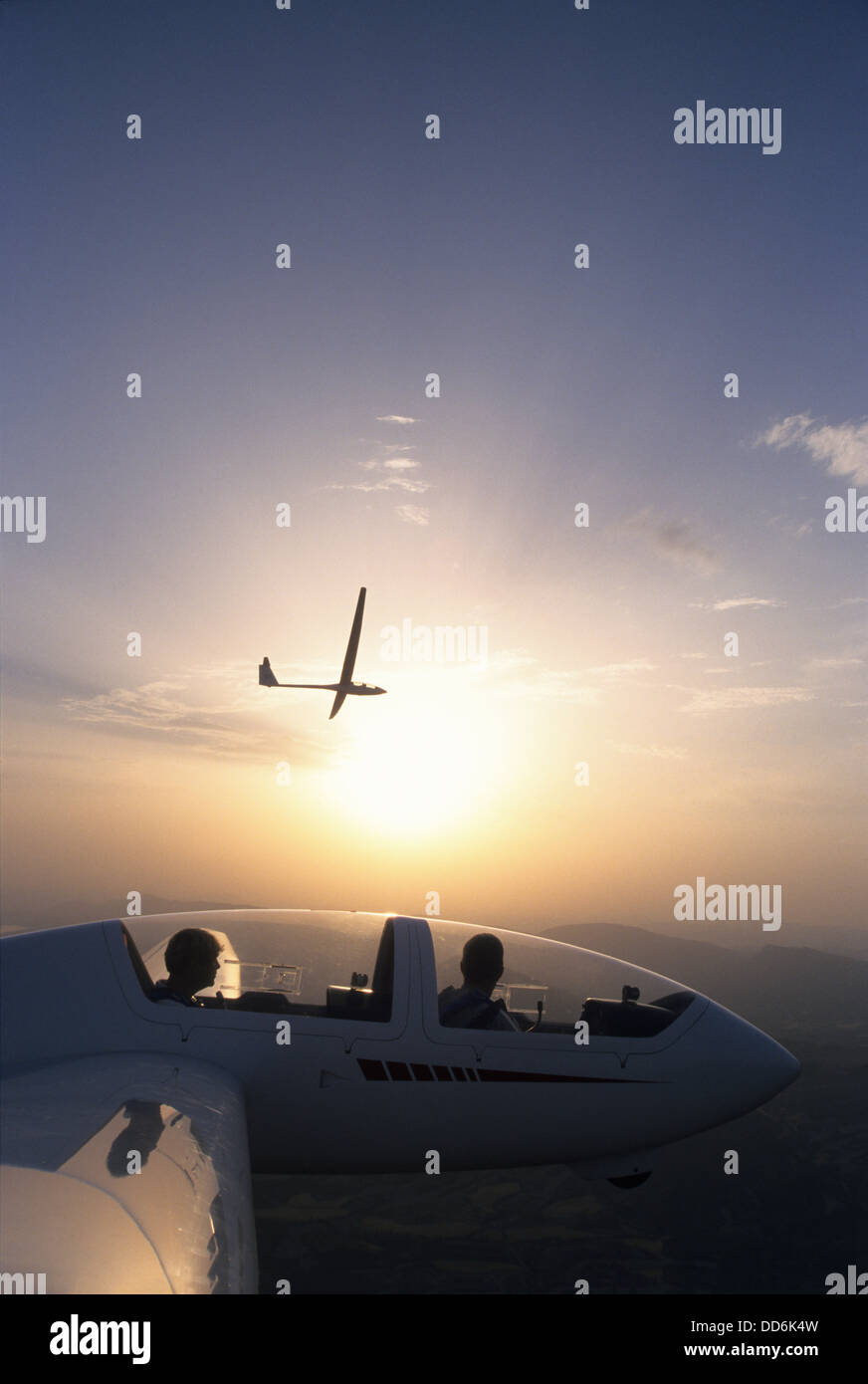 Segler Flugzeuge Twin Astir und ASH-25 fliegen am Sonnenuntergang in der Nähe von Santa Cilia de Jaca, Aragon, Spanien Stockfoto