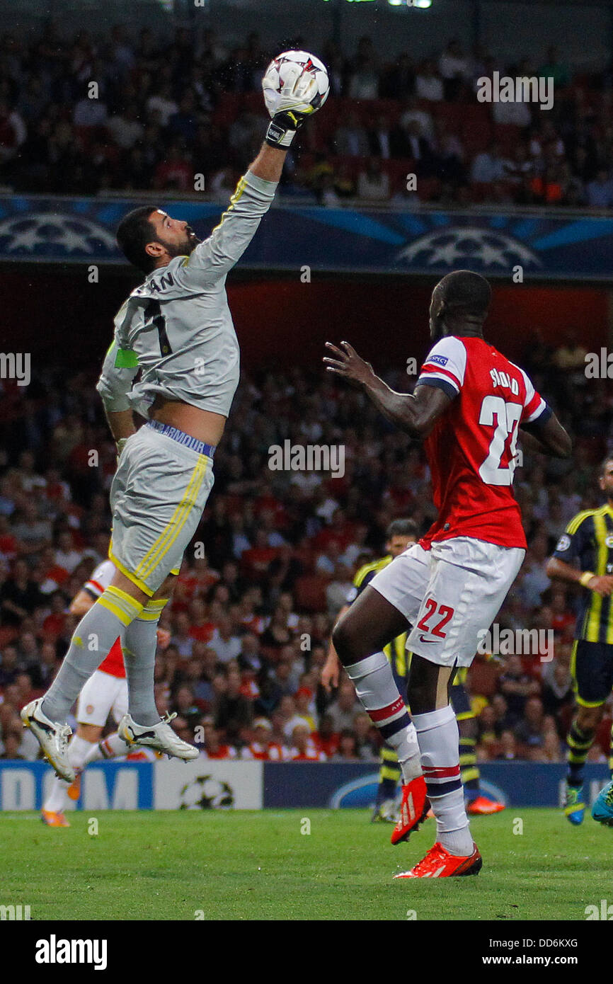 London, UK. 27. August 2013. Fernerbache Volkan Demirel fängt den Ball während der UEFA-Champions-League-Qualifikation Vorrundenspiel zwischen Arsenal aus England und Fenerbahce aus der Türkei The Emirates Stadium am 27. August 2013 in London, England gespielt. Bildnachweis: Mitchell Gunn/ESPA/Alamy Live-Nachrichten Stockfoto