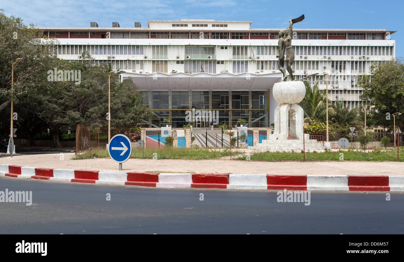 Dakar, Senegal. Soweto Platz (Place Soweto) mit National Assembly Building im Hintergrund. Stockfoto