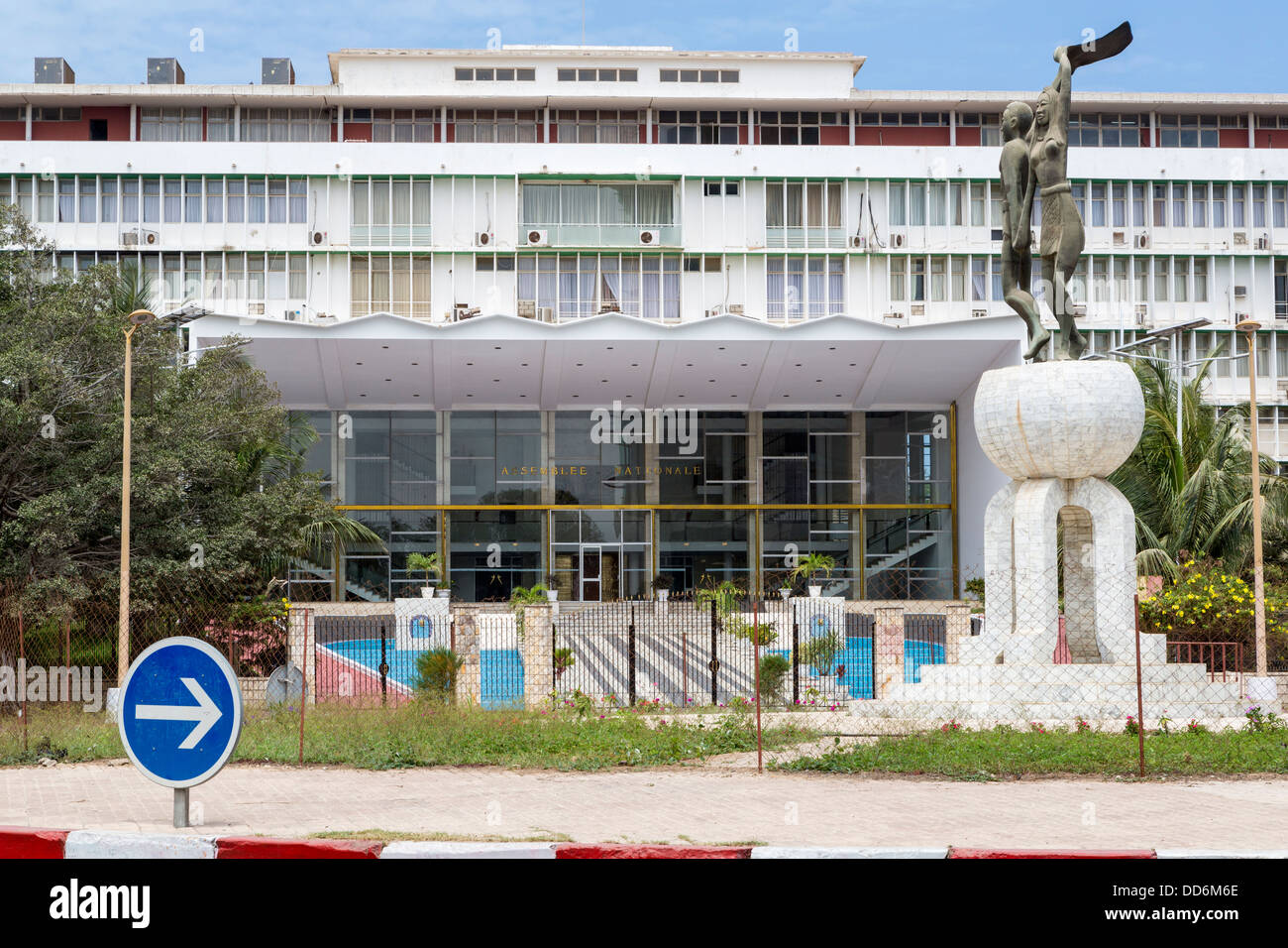 Dakar, Senegal. Soweto Platz (Place Soweto) mit National Assembly Building im Hintergrund. Stockfoto