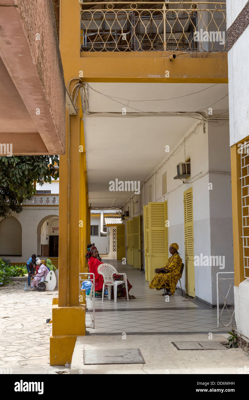 Dakar, Senegal. Dakar-Krankenhaus. Familienmitglieder warten draußen ein Patientenzimmer. Stockfoto