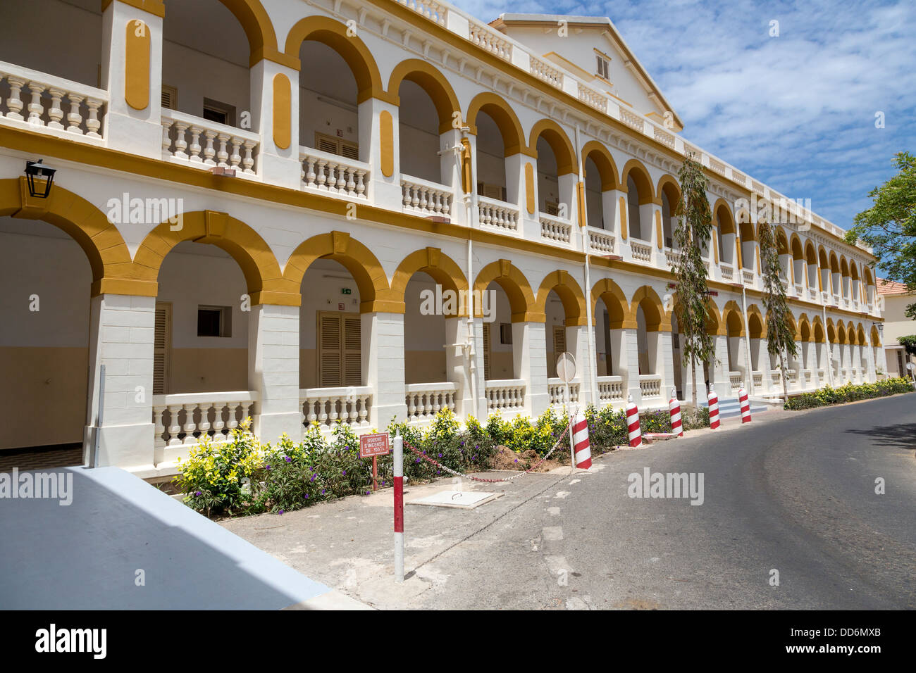 Dakar, Senegal. Dakar-Krankenhaus, während die französische Kolonialverwaltung gebaut. Linie ein Outdoor-Korridor Bögen. Stockfoto