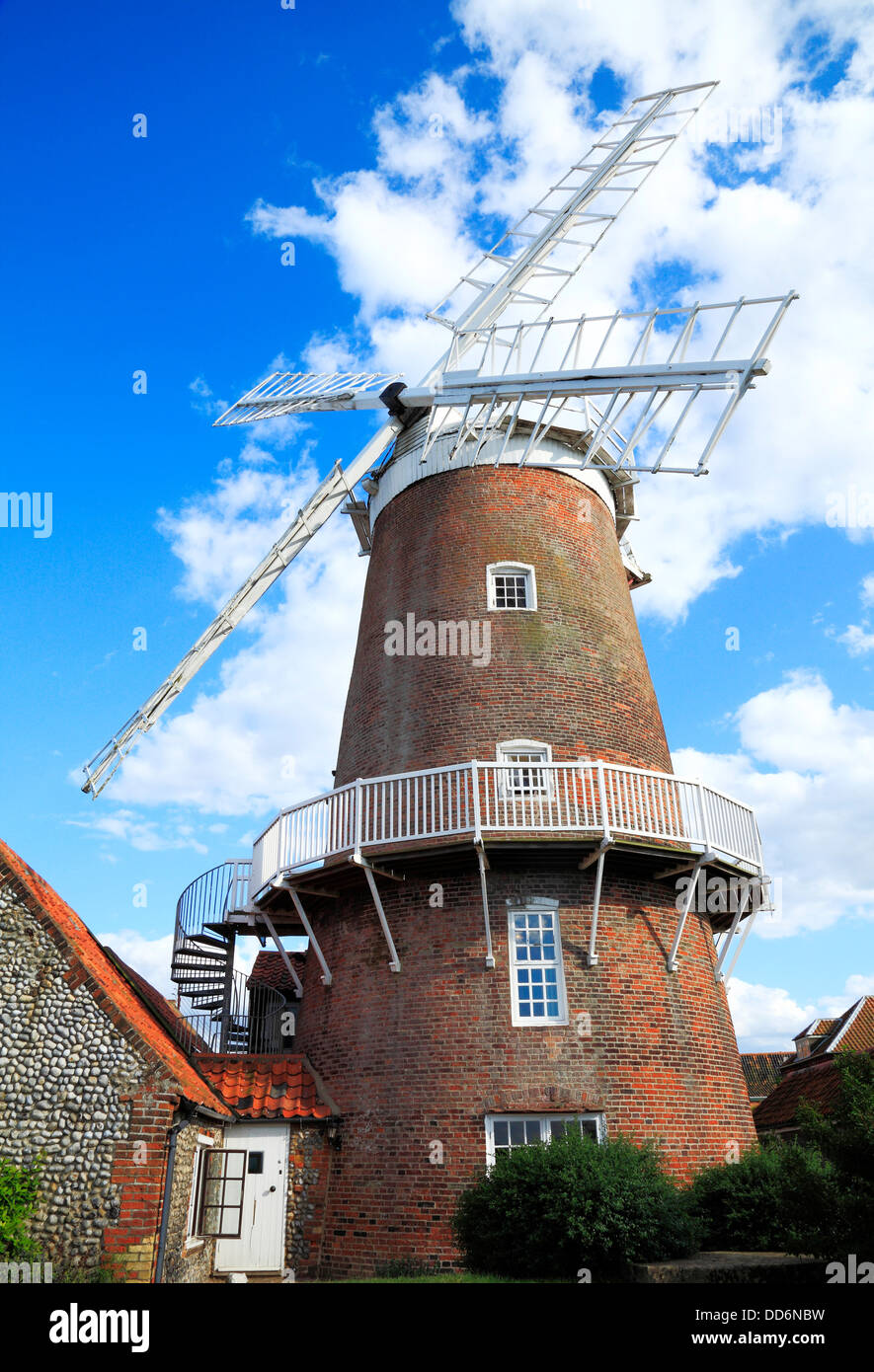 Cley nächstes Meer, Backsteinturm und GAP Windmühle, Norfolk, England UK Englisch Windmühlen Mühle Mühlen Anfang des 19. Jahrhunderts Stockfoto