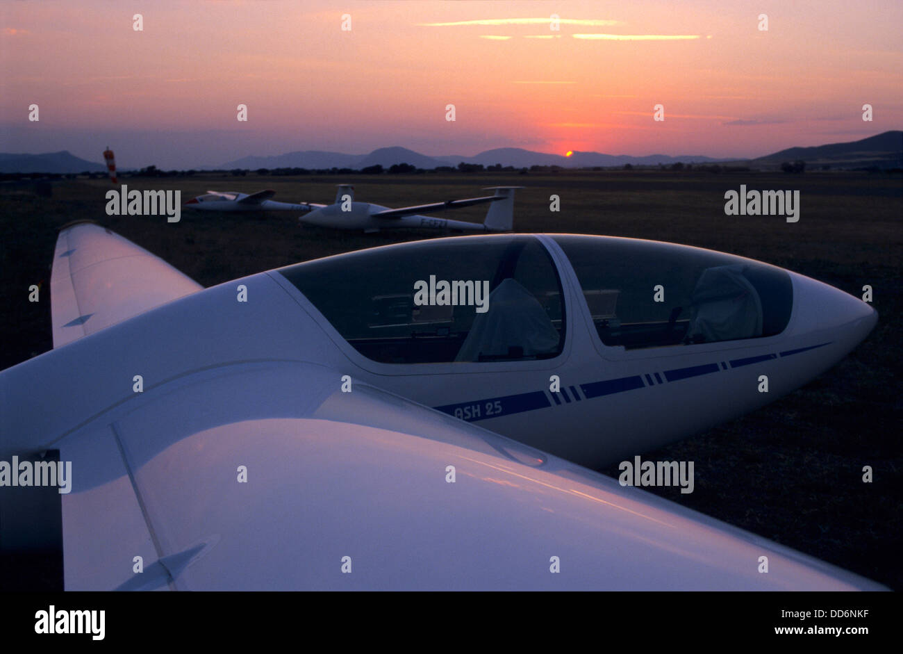 Segelflugzeuge geparkt auf Sonnenuntergang, Flugplatz von Santa Cilia de Jaca, Aragon, Spanien Stockfoto