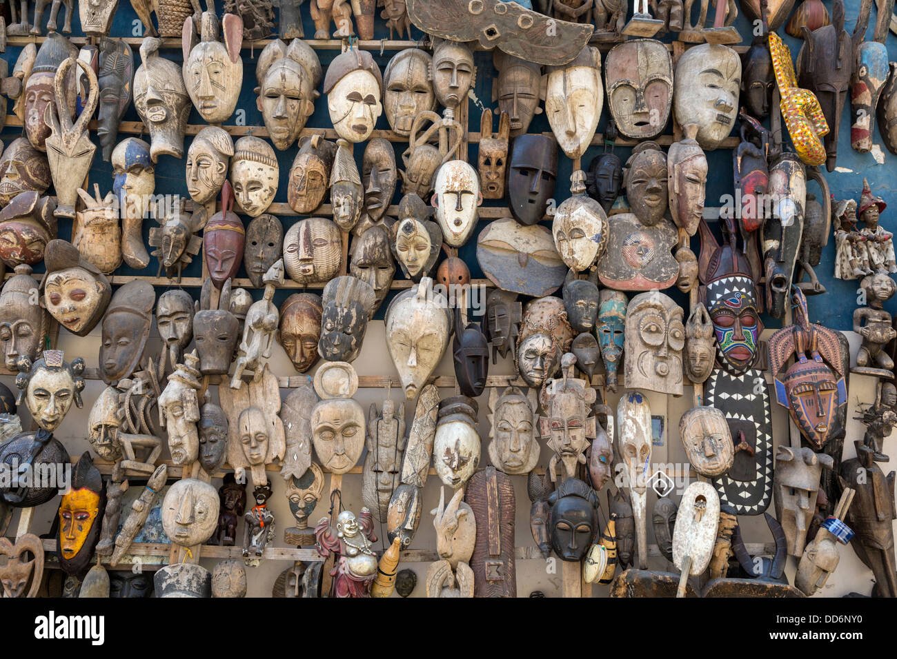 Dakar, Senegal. Geschnitzte afrikanische Masken zum Verkauf als Andenken. Stockfoto