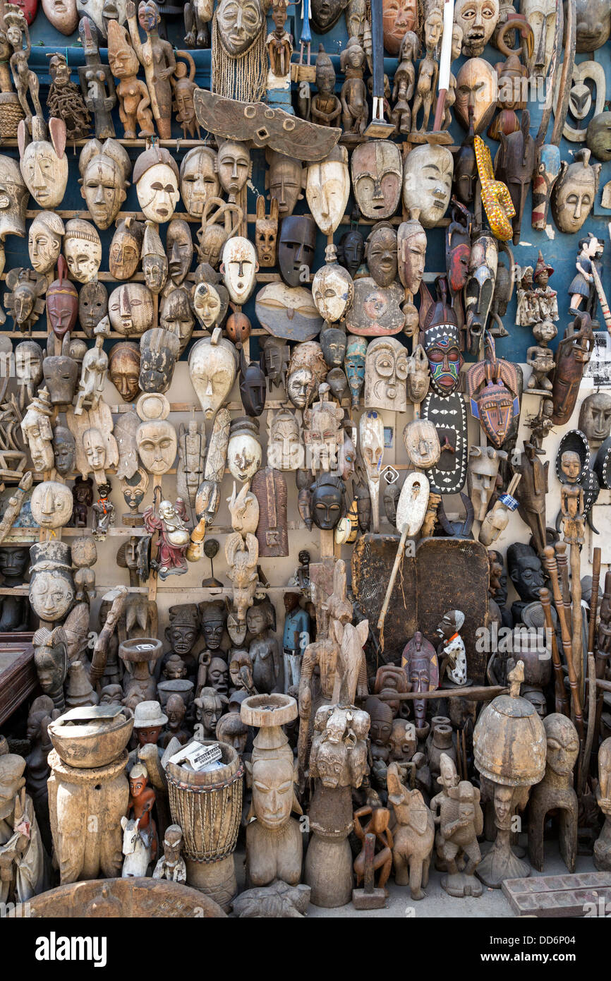 Dakar, Senegal. Geschnitzte afrikanische Masken zum Verkauf als Andenken. Stockfoto