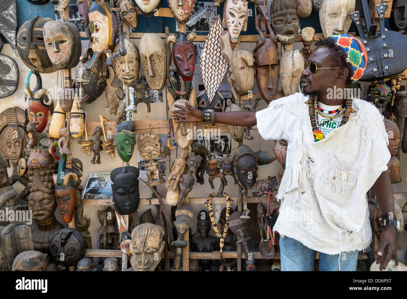 Dakar, Senegal. Anbieter von geschnitzte afrikanische Masken zum Verkauf als Andenken. Stockfoto