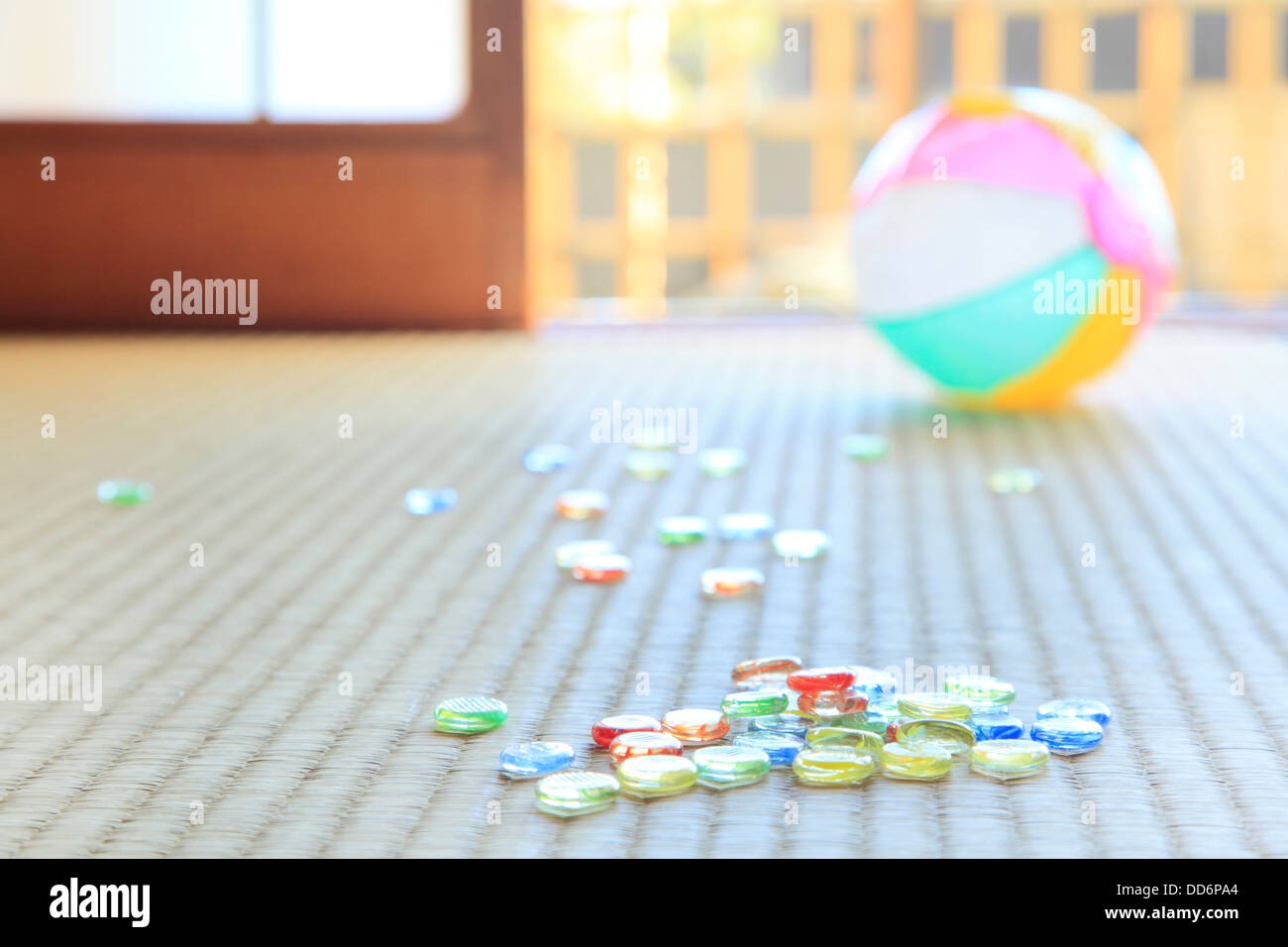 Papier-Ballon und Murmeln auf Tatami-Matten Stockfoto