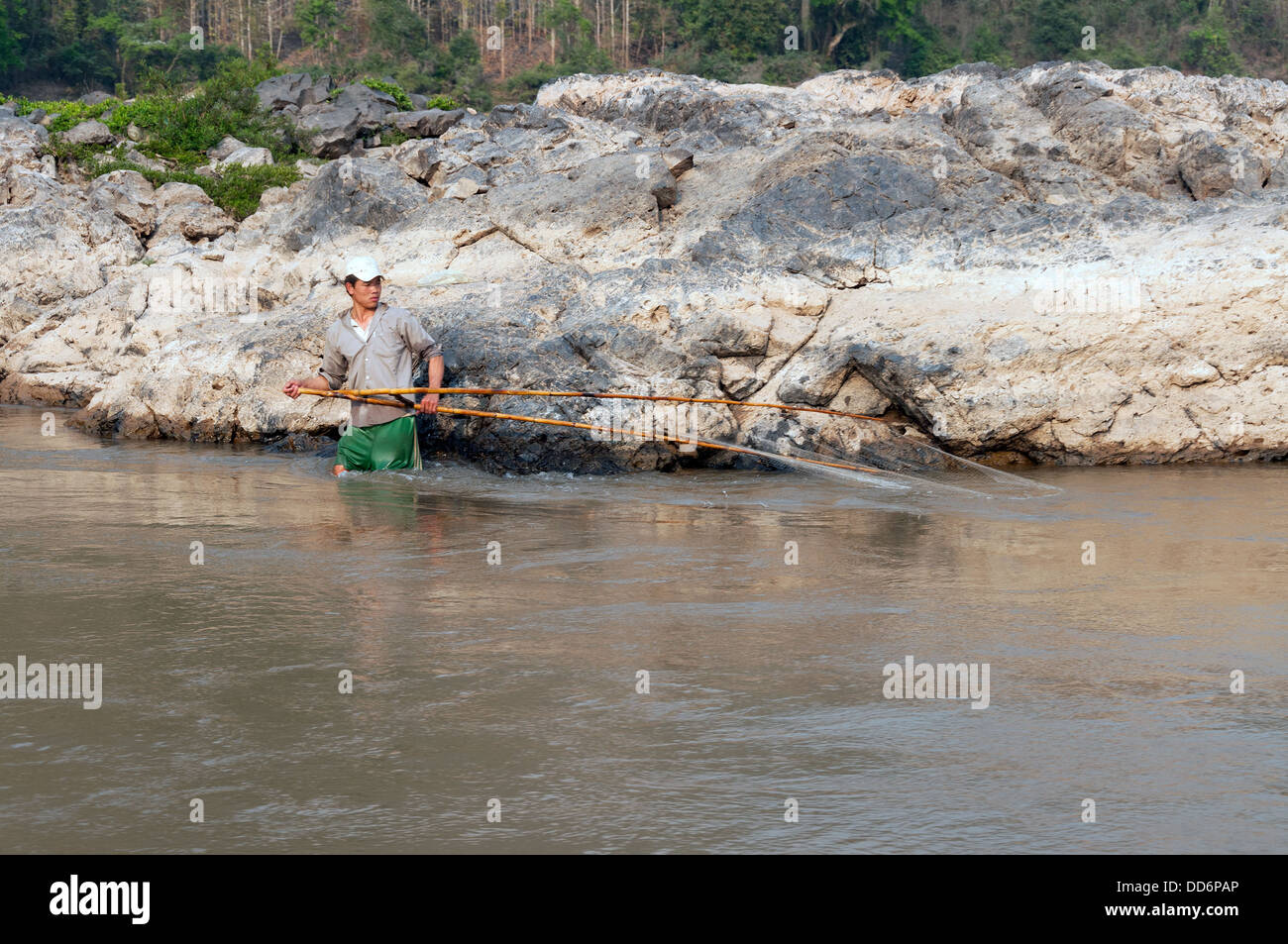 Elk209-1627 Laos, Mekong River, Dip Netzfischerei am Ufer Stockfoto