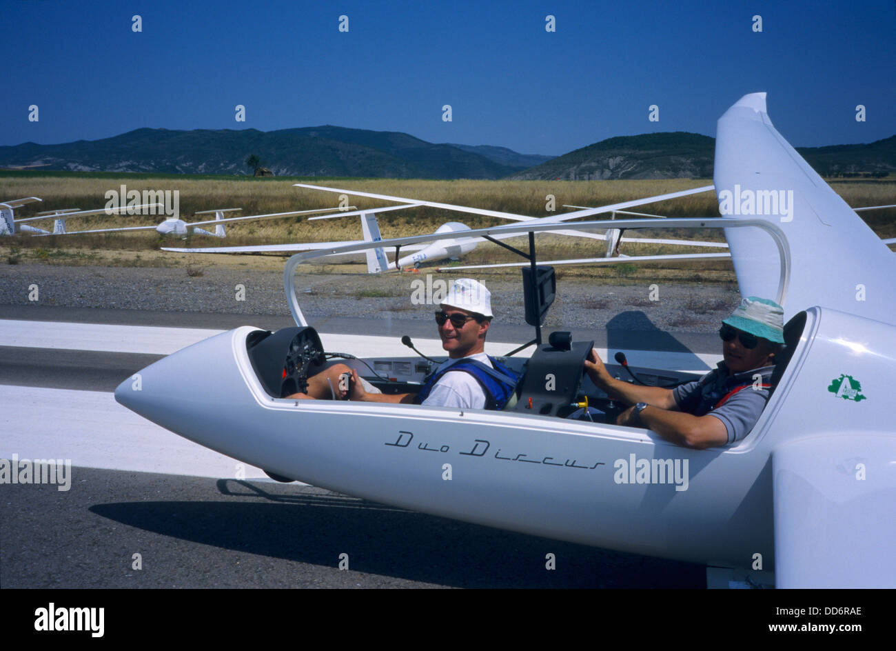 Segelflugzeuge auf der Piste bereit zum abheben, Santa Cilia de Jaca Flugplatz, Aragon, Spanien Stockfoto