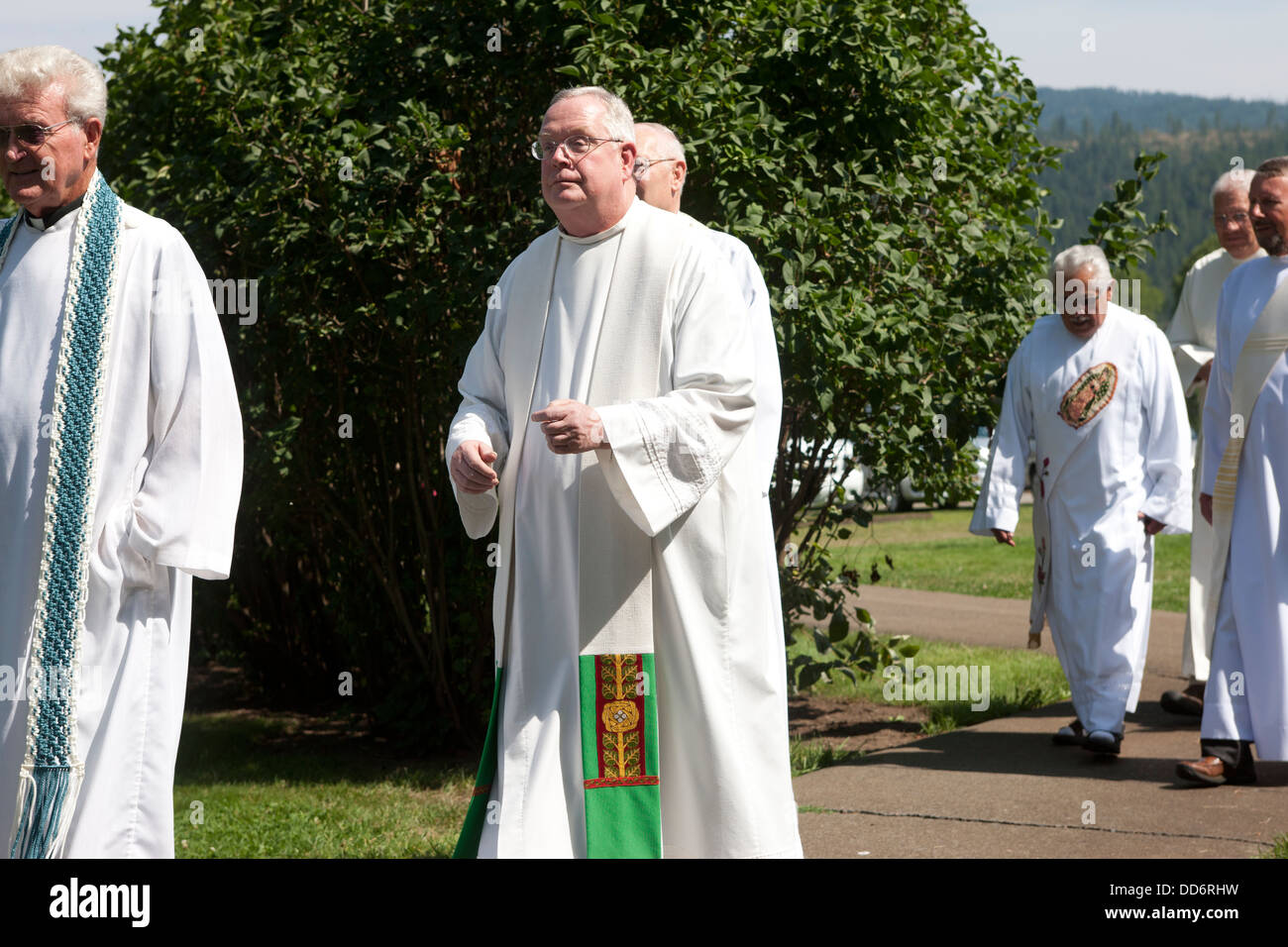 Jesuiten-Priester Fuß bis zum Beginn der Mariä Himmelfahrt Cataldo, Idaho am 15. August 2013. Stockfoto
