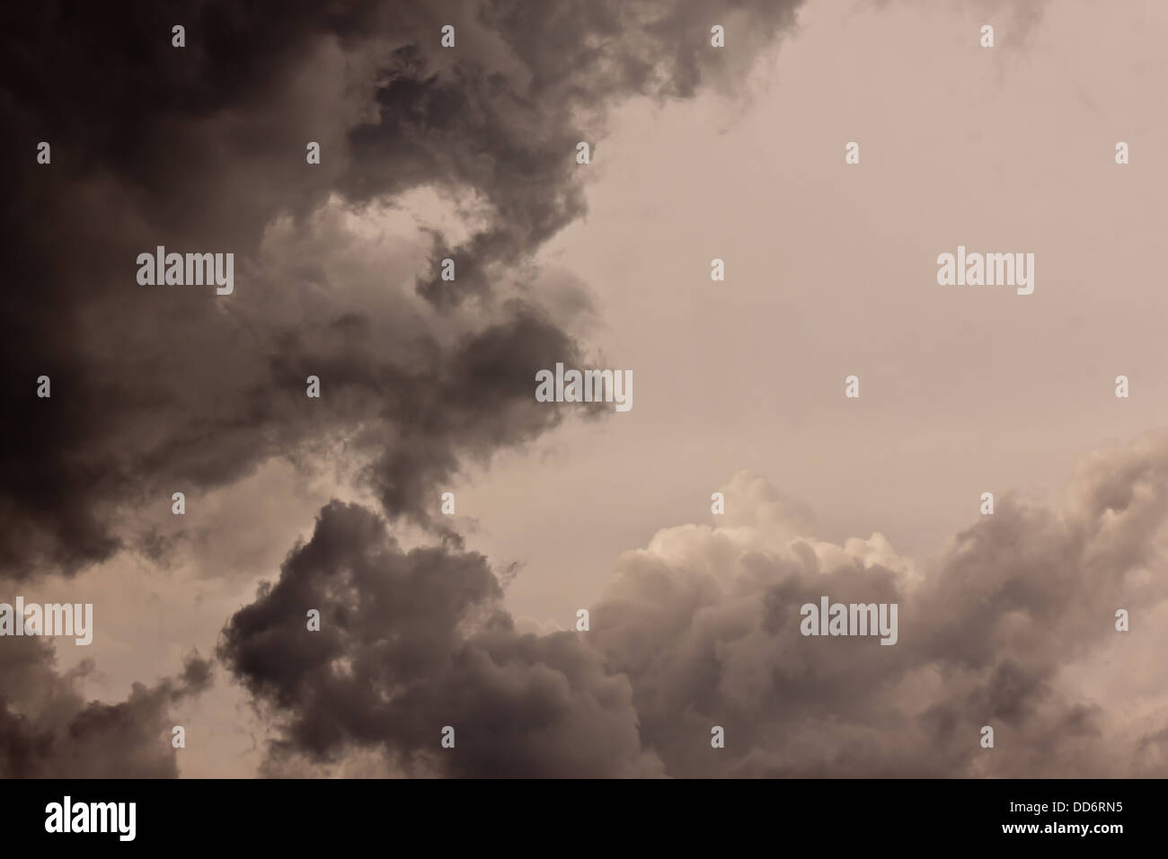 dunkle Wolke in der Tage mit Niederschlag Stockfoto