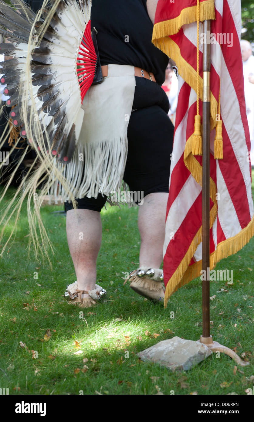 Die untere Hälfte ein Indianer tanzen in der Nähe der US-Flagge an Mariä Himmelfahrt in Cataldo, Idaho. Stockfoto
