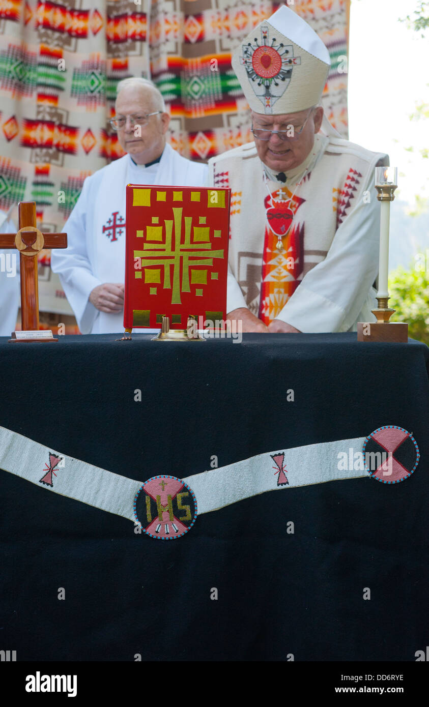 Der Jesuitenpriester auf dem Podium für das Fest der Himmelfahrt Cataldo, Idaho am 15. August 2013. Stockfoto