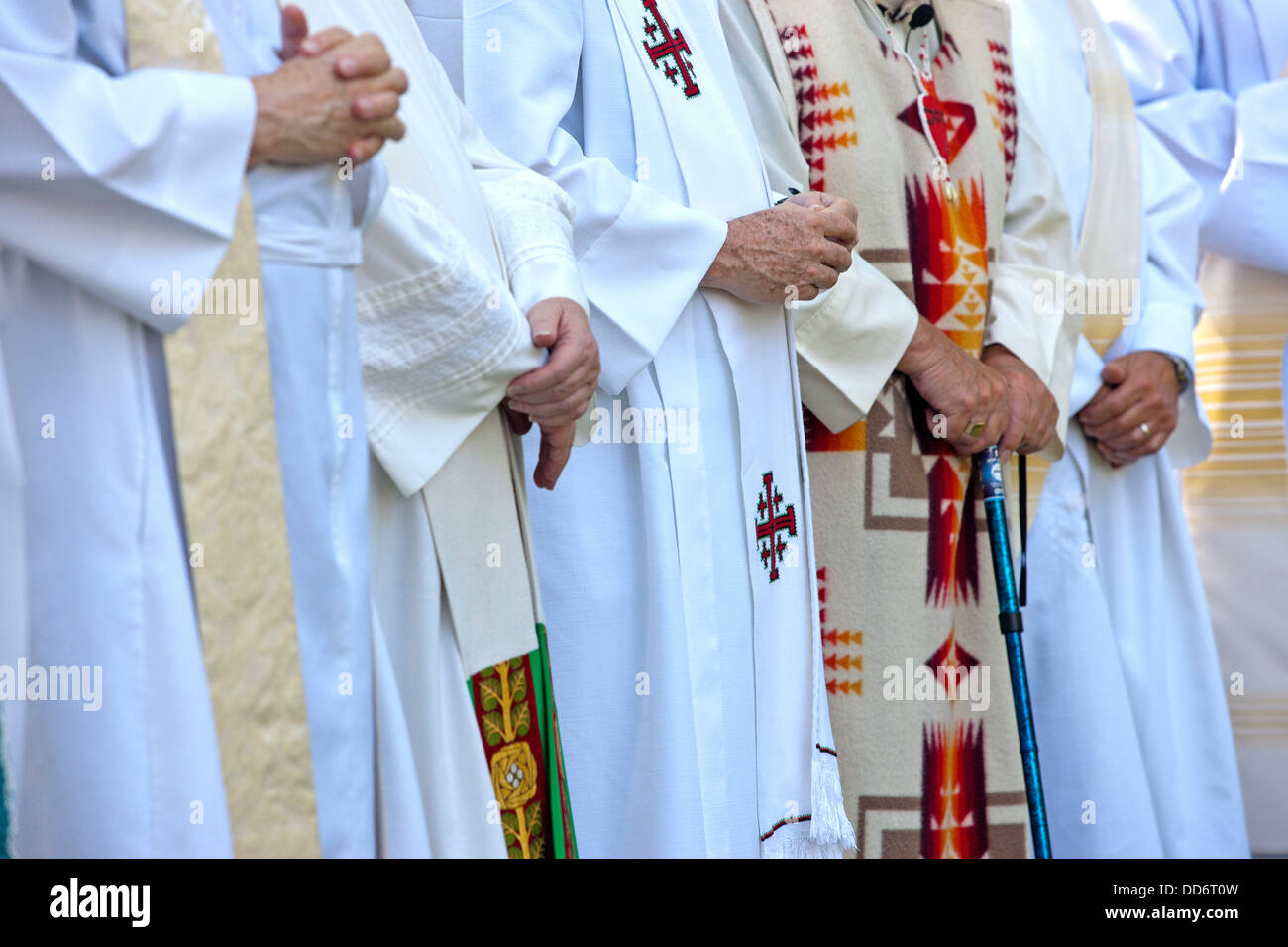 Hände der Jesuiten-Priester sind während des Gebets in einer Feierstunde in Cataldo, Idaho gefaltet. Stockfoto