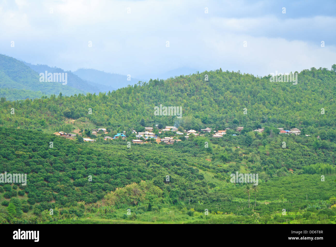 Dörfer in Berglandschaft ist der Himmel bewölkt. Stockfoto