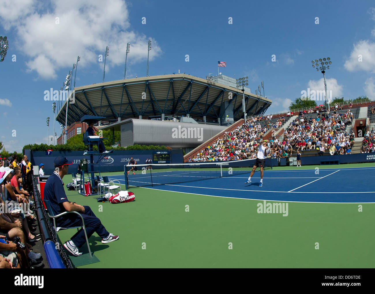 Flushing, Queens, New York, USA. 27. August 2013. 27. August 2013: Einen allgemeinen Überblick über Arthur Ash Stadion mit Joao Sousa (POR) auf Platz 7 in ihre erste Runde Herren Einzel-Match am 2. Tag der 2013 US Open Tennis Championships im USTA Billie Jean King National Tennis Center in Flushing, Queens, New York für ein Overhand gegen Grigor Dimitrov (BUL) hinauf. Bildnachweis: Csm/Alamy Live-Nachrichten Stockfoto