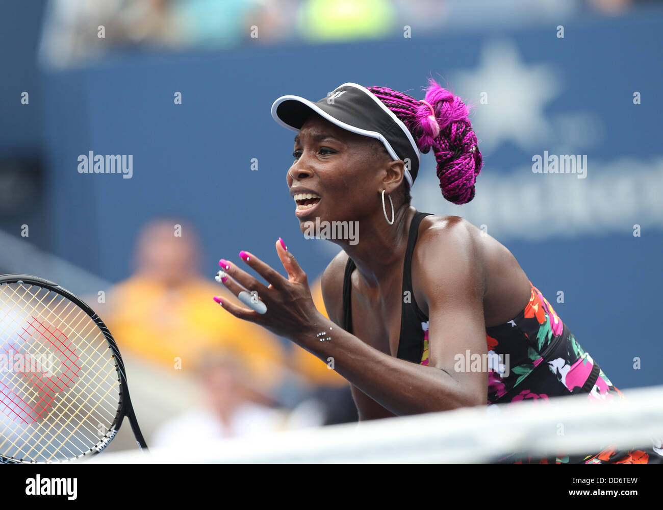New York, USA. 26. August 2013. Venus Williams (USA) reagiert während der ersten Runde der US Open bei Billie Jean King Tennis Center in Flushing Meadows, NY Credit: Action Plus Sport/Alamy Live News Stockfoto
