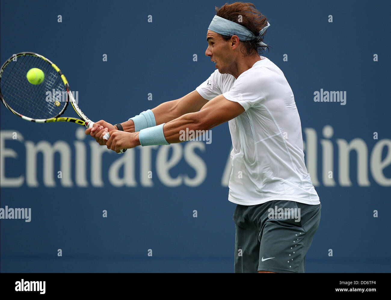 New York, USA. 26. August 2013. Rafael Nadal (ESP) trifft ein Schuss in der ersten Runde der US Open bei Billie Jean King Tennis Center in Flushing Meadows, NY Credit: Action Plus Sport/Alamy Live News Stockfoto