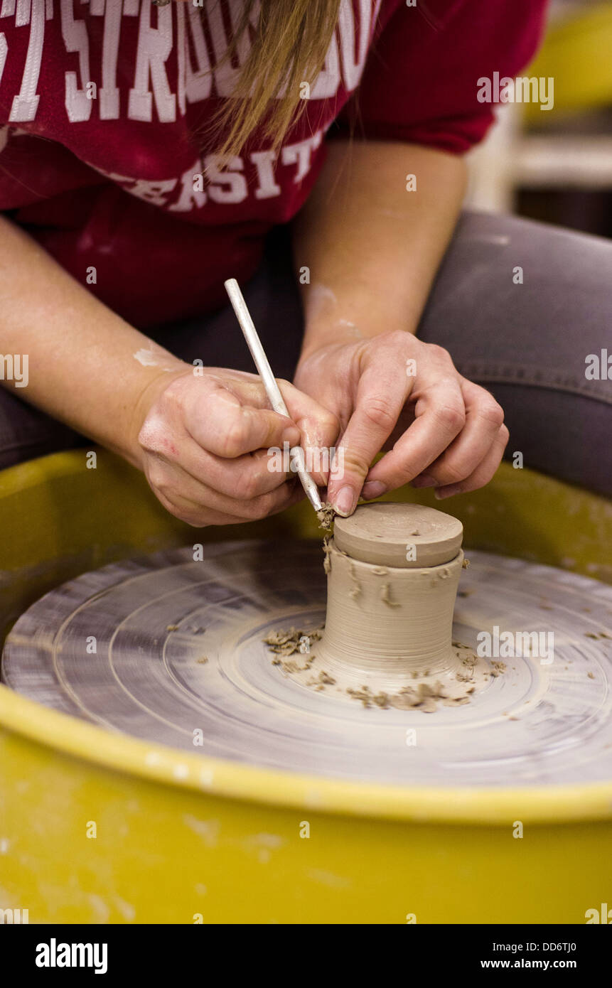 Kunststudenten an der Montclair State University arbeiten mit Ton im Keramik-Atelier Stockfoto