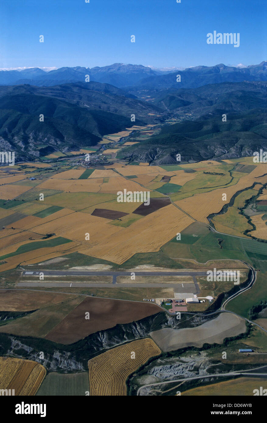 Luftaufnahme des Flughafens von Santa Cilia de Jaca und hinteren Hecho-Tal, Aragon, Spanien Stockfoto