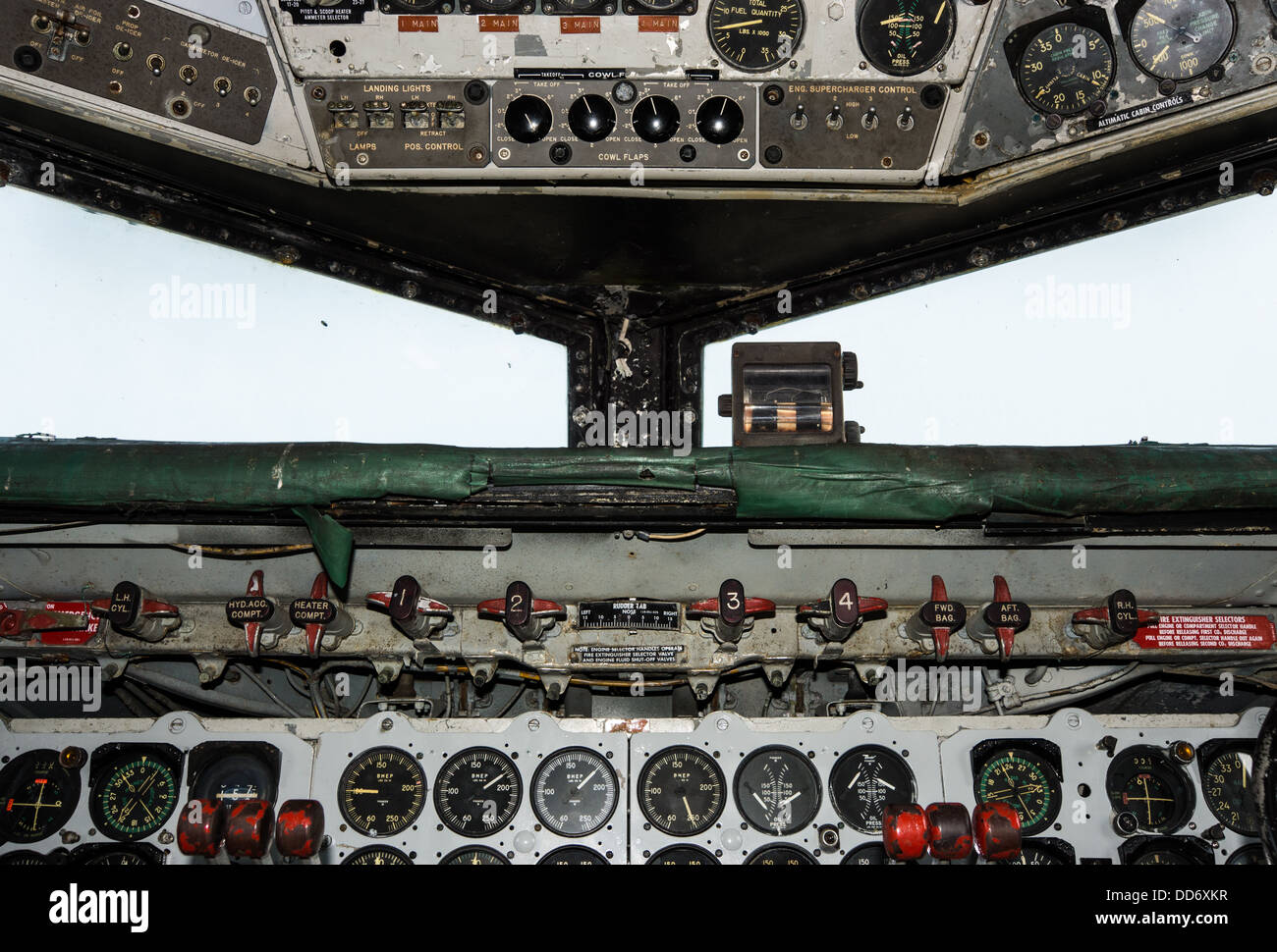 Im Inneren des Cockpits eines russischen Iljuschin IL-14 auf der Pacific Coast Air Museum Airshow.  18.08.2013, Santa Rosa, Kalifornien. Stockfoto