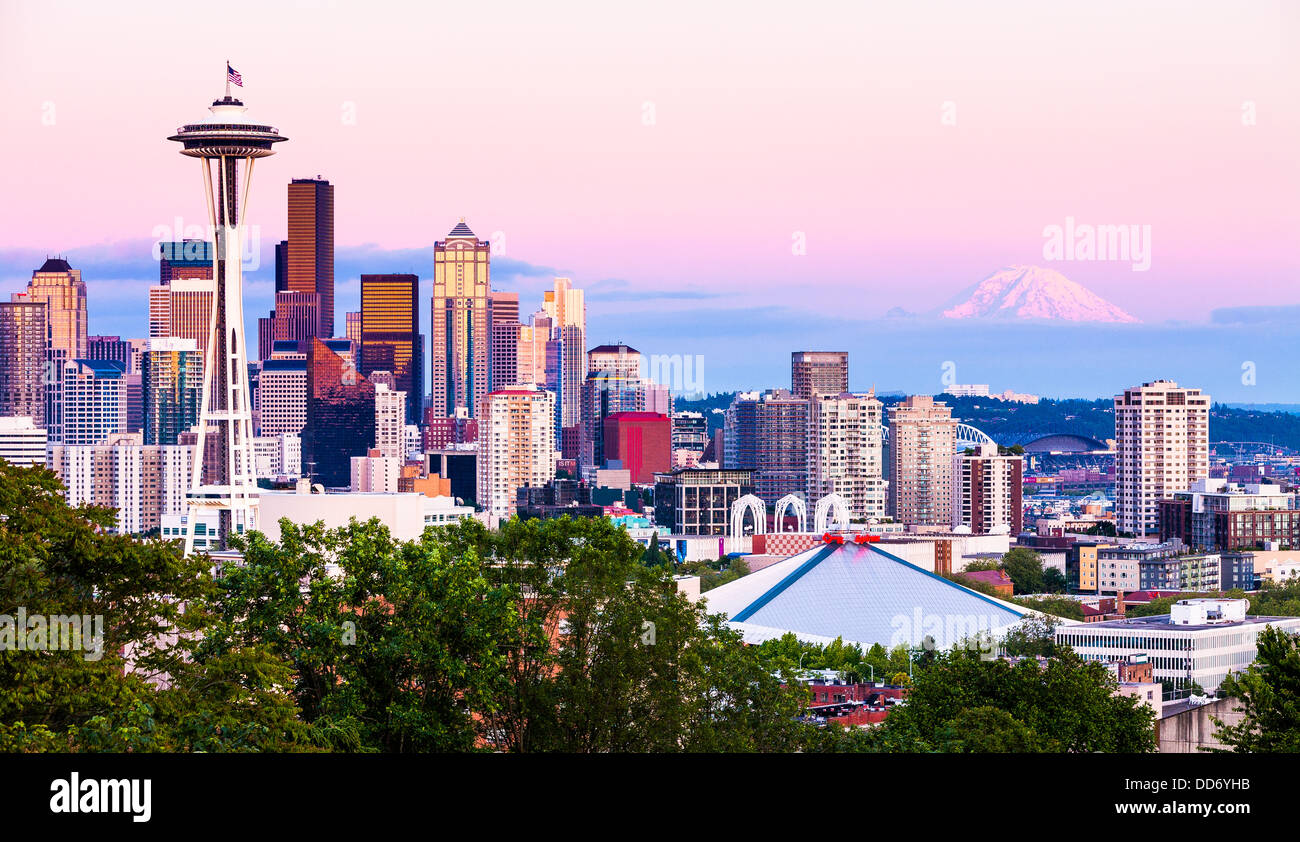 Downtown Seattle und Mount Rainier bei Sonnenuntergang vom Kerry Park Stockfoto