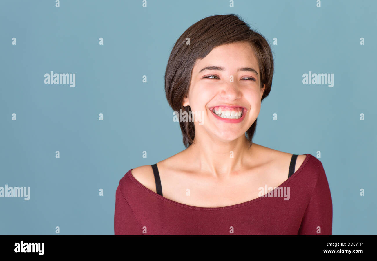 Porträt der glückliche junge multirassische Frau Stockfoto