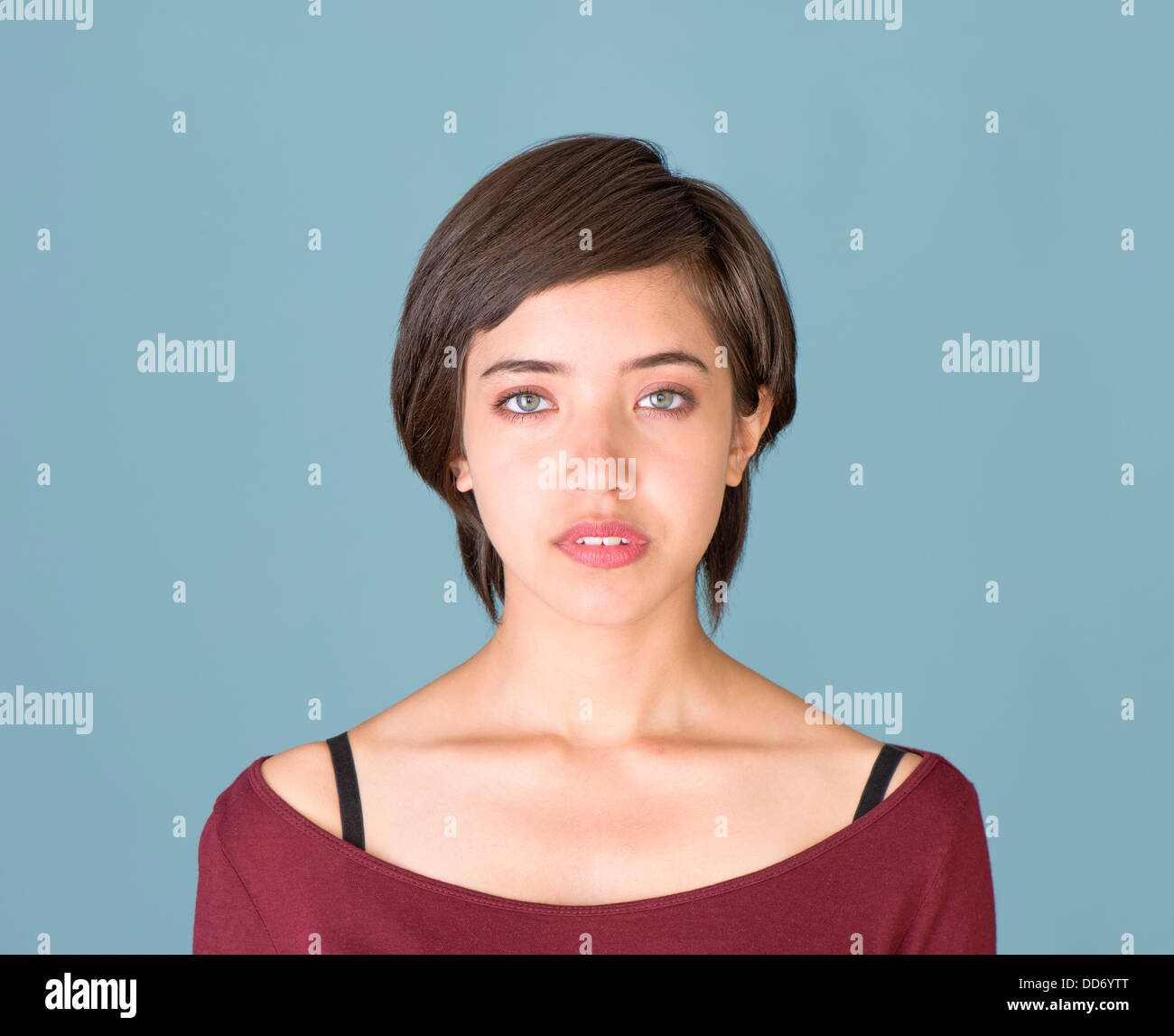 Porträt von zuversichtlich und natürliche junge multirassische Frau Stockfoto