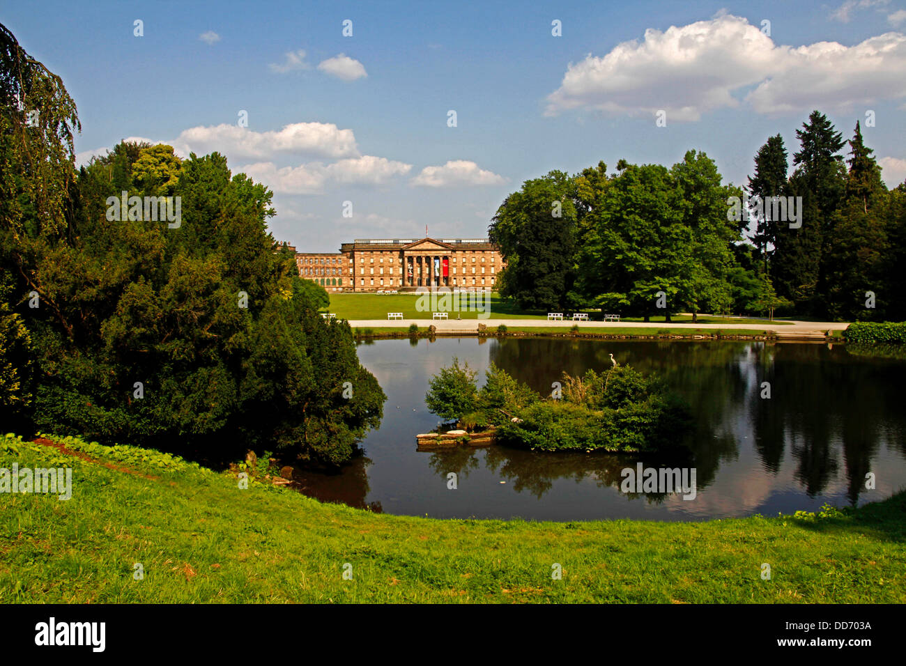 Bergpark Wilhelmshöhe der Komplex enthält Schloss Wilhelmshöhe (mit der Antikensammlung und alte Meister), Herkules und die Löwen-Burg. Wilhelmshöhe Palast über der Stadt, wurde im Jahre 1786 von Landgraf Wilhelm IX. von Hessen-Kassel gebaut. Stockfoto