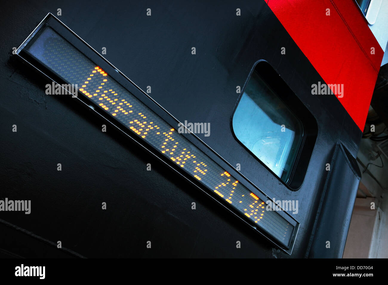 Passagierfähre digitalen Informationen zeigt Board Abfahrtszeit Stockfoto