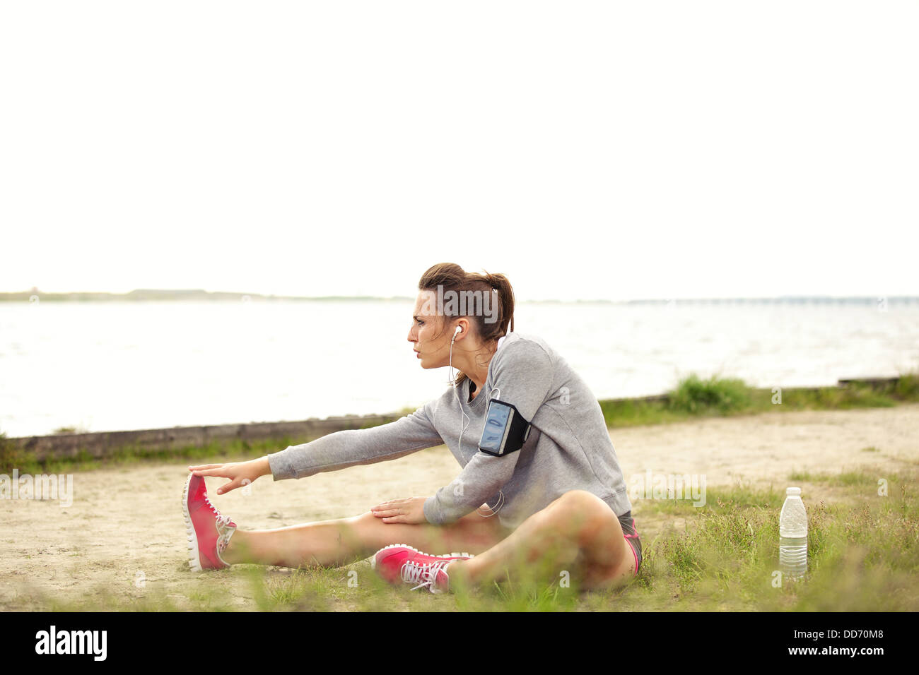 Aktive weibliche Läufer dehnen vor dem tun ihrer Sommer-Fitness laufen Stockfoto