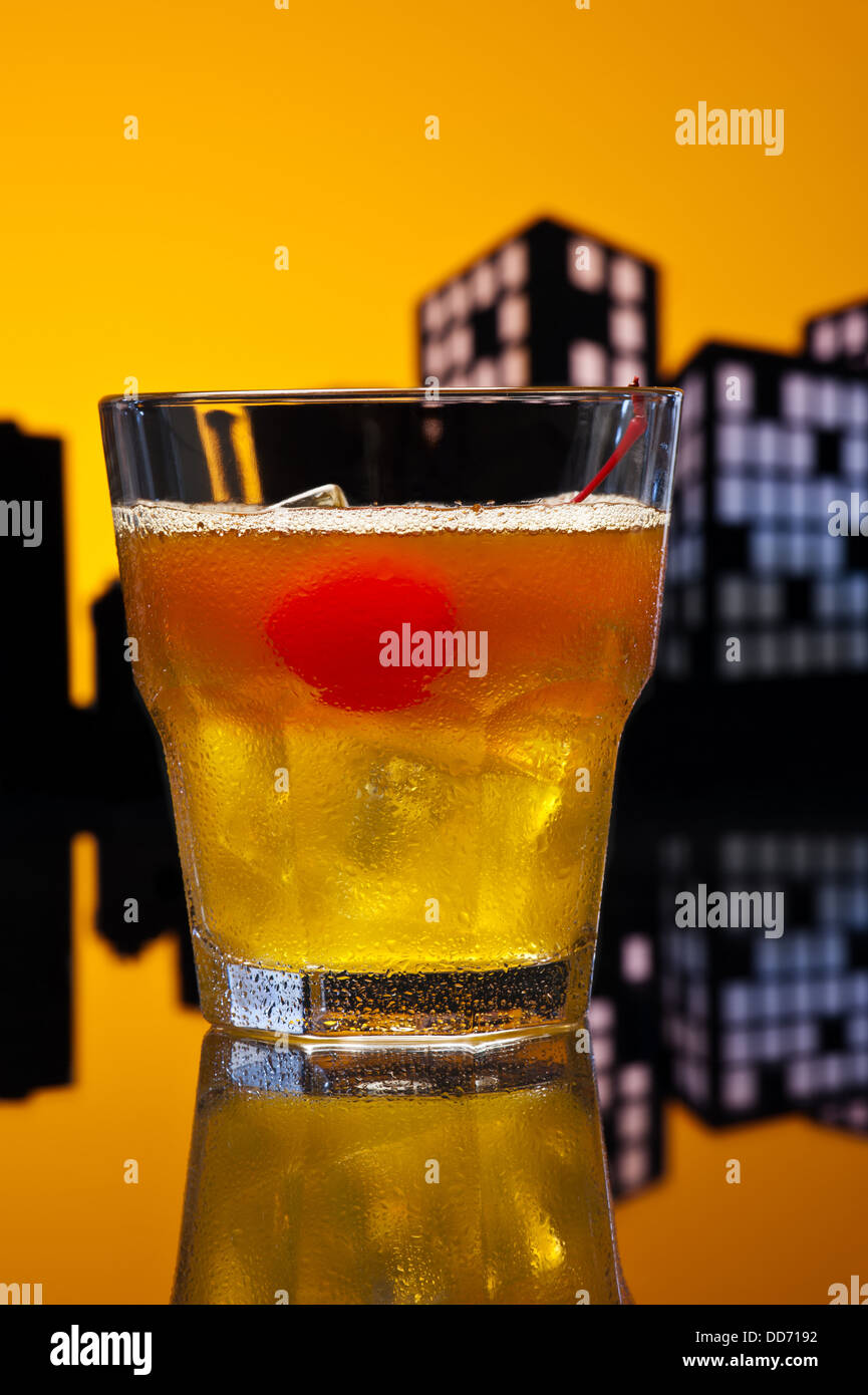 Metropole Mai Tai cocktail inmitten der Stadt skyline Stockfoto