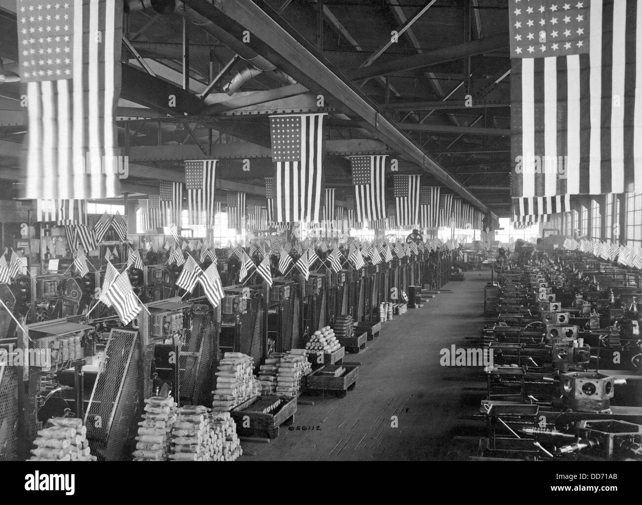 Amerikanische Flaggen schmücken die Maschinenhalle für 3-Zoll-Artillerie-Granaten bei Bethlehem Steel Company während Weltkrieg I. Ca. Stockfoto