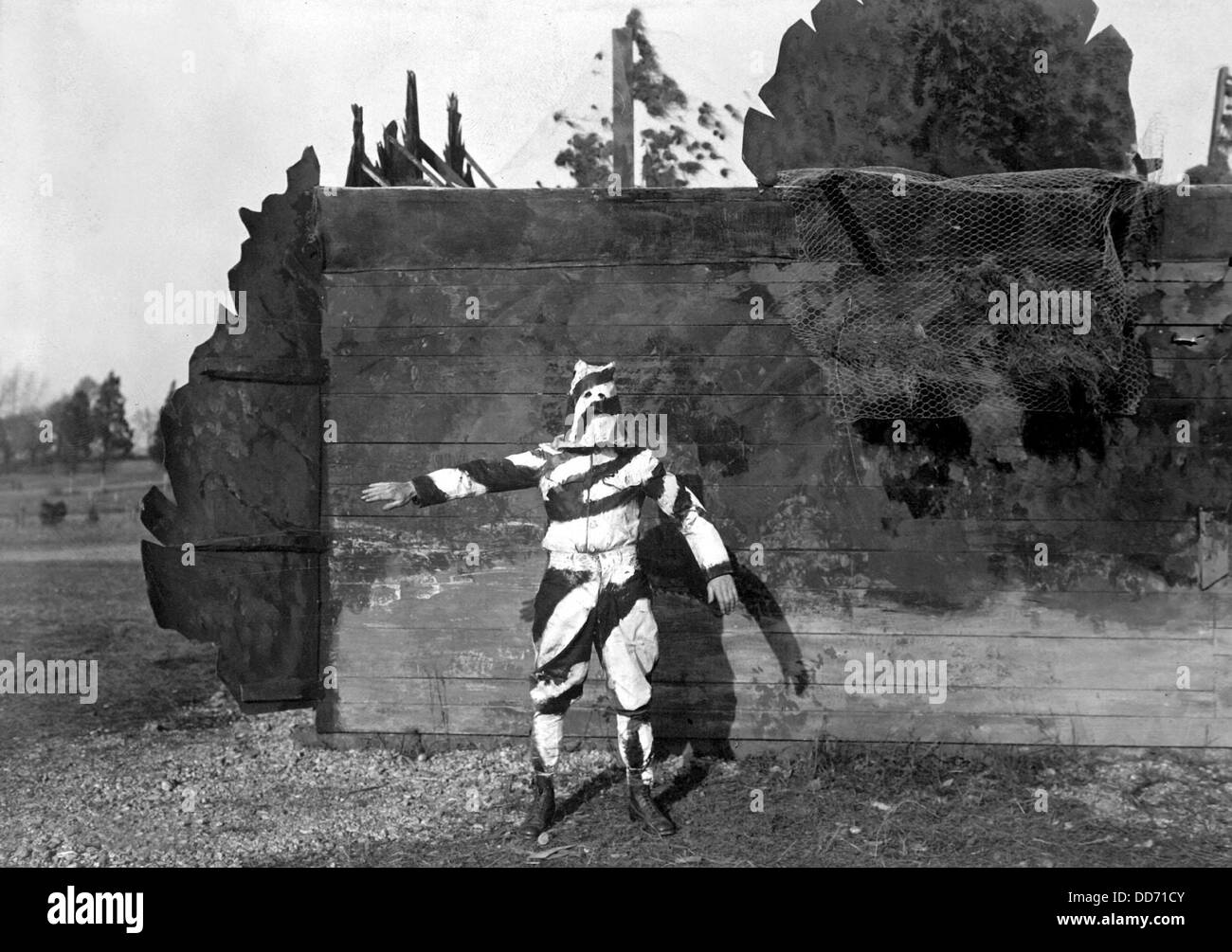 Amerikanische Weltkrieg Soldat in schwarz / weiß einheitliche, ihn zu verbergen, während Bäume zu klettern. Er steht vor einem Haus Stockfoto