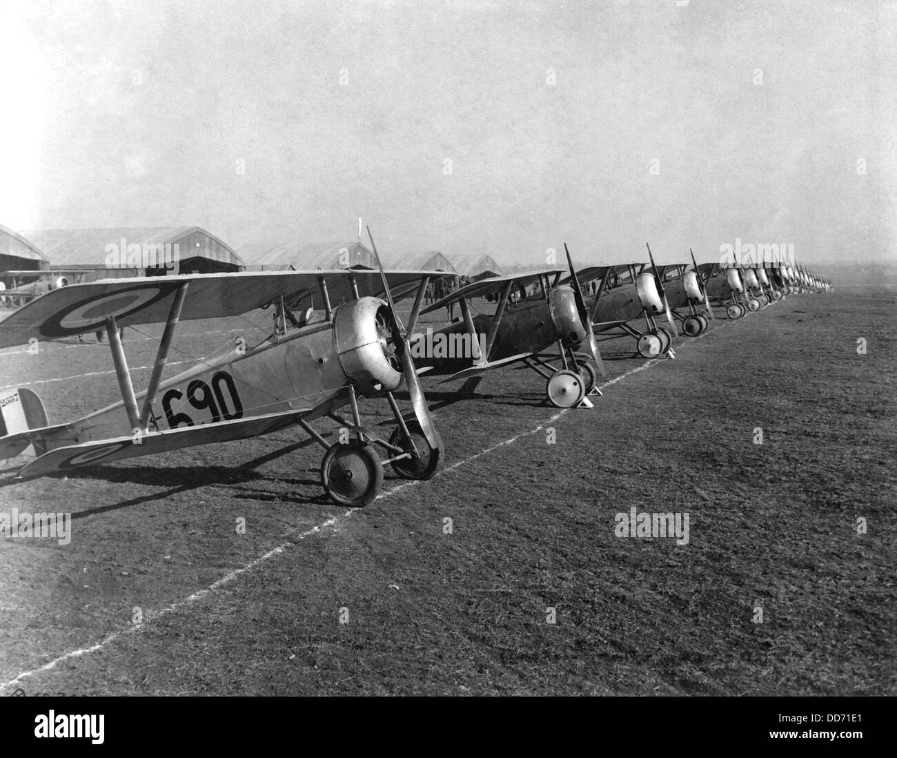 Britische "Nieuport 12" Flugzeuge waren zweisitzige Aufklärungsflugzeug. Issoudon, Frankreich. Weltkrieg April 1918. Stockfoto