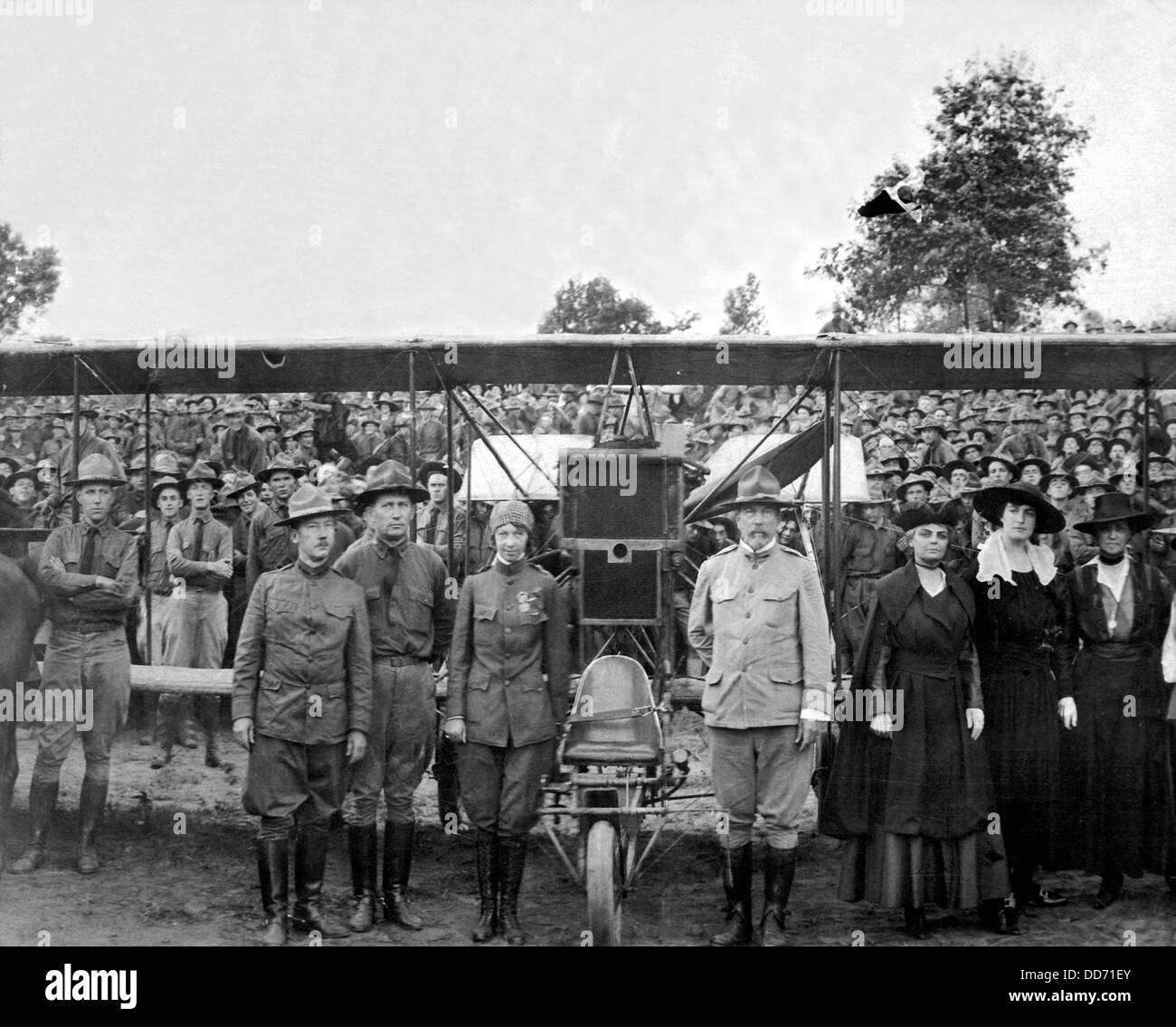 Ruth Law, war die einzige Frau, die erlaubt, die Armee-Luftwaffe einheitliche nichtmilitärischen Zwecken zu tragen. Sie ist mit den Mitgliedern der Stockfoto